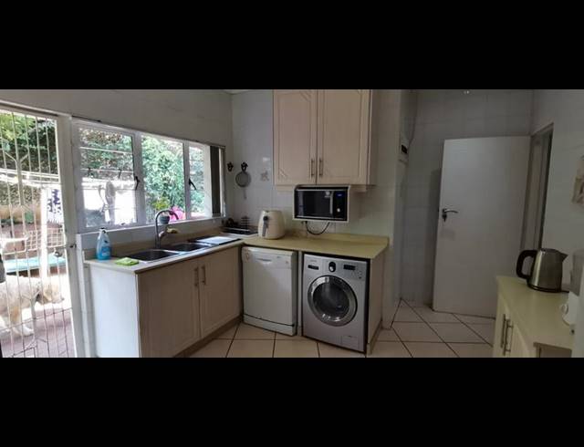 5 BEDROOM HOUSE FOR SALE IN LA LUCIA